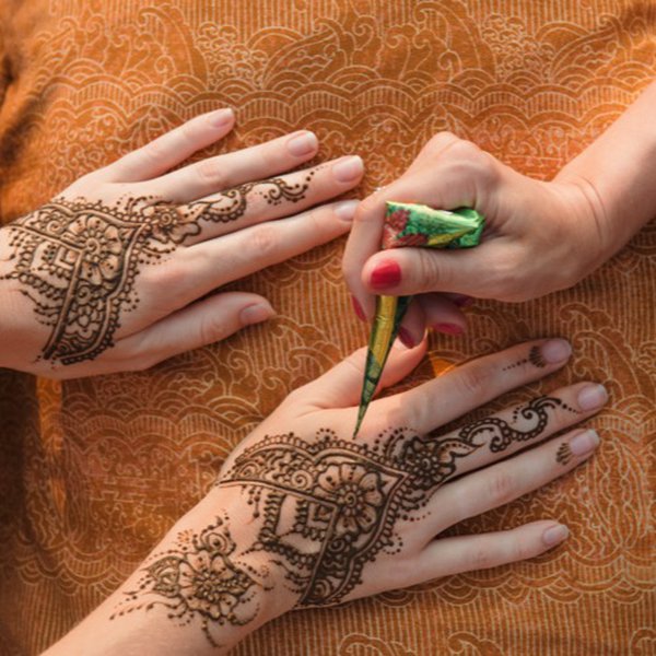 Serba-serbi Henna – dari Sejarah Hingga Keserasiannya dengan Cincin Nikah