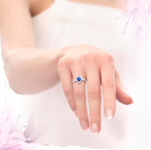 4 Cara Melamar Wanita dengan Precious Stone Ring