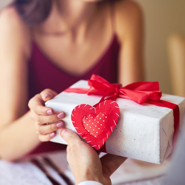 7 Hadiah untuk Pacar yang Romantis dan Berkesan