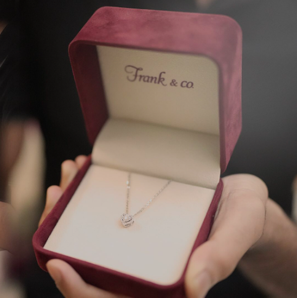 25 Hadiah Ulang Tahun Spesial yang Memesona: Pilih Perhiasan Berlian untuk Momen Istimewa